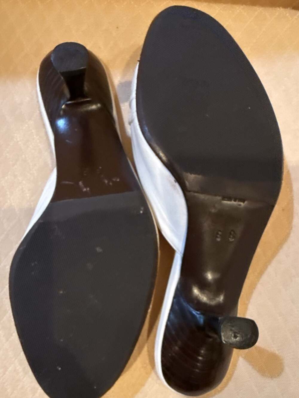 Gucci Vintage White Leather Kitten Heel Mules with Bow Detail - Picture 9 of 9